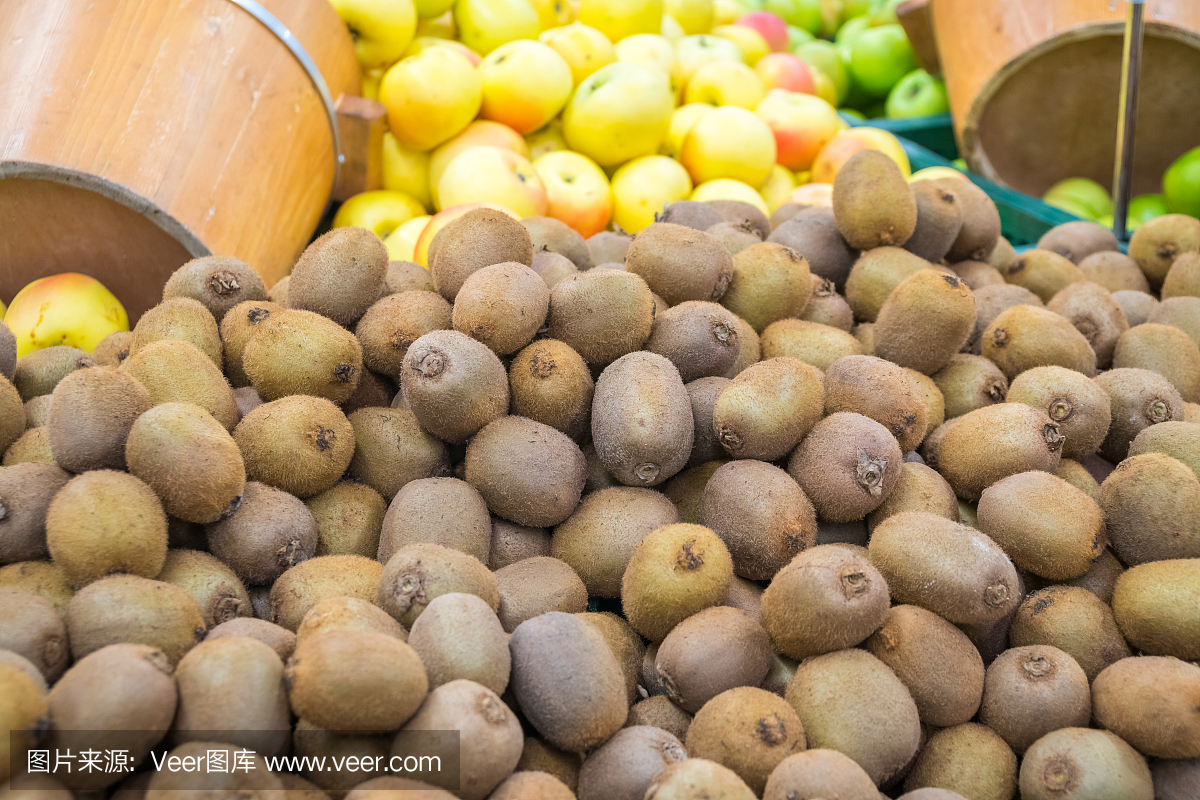 水果市场有各种色彩鲜艳的新鲜水果,健康食品